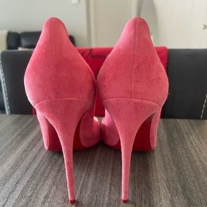 100% authentic Louboutin‘s pigalle follies 100 suede pump.